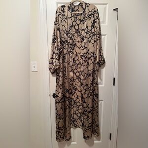 Elegant Black and Tan Patterned Abaya